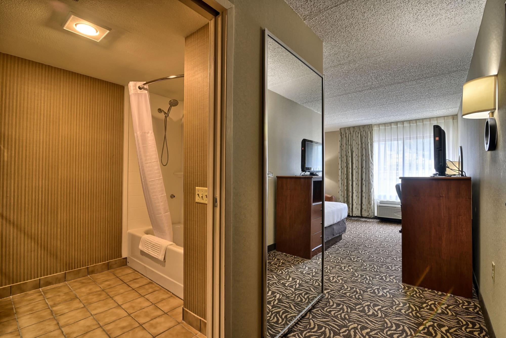 Clarion Inn & Suites - University Area Cortland Ngoại thất bức ảnh
