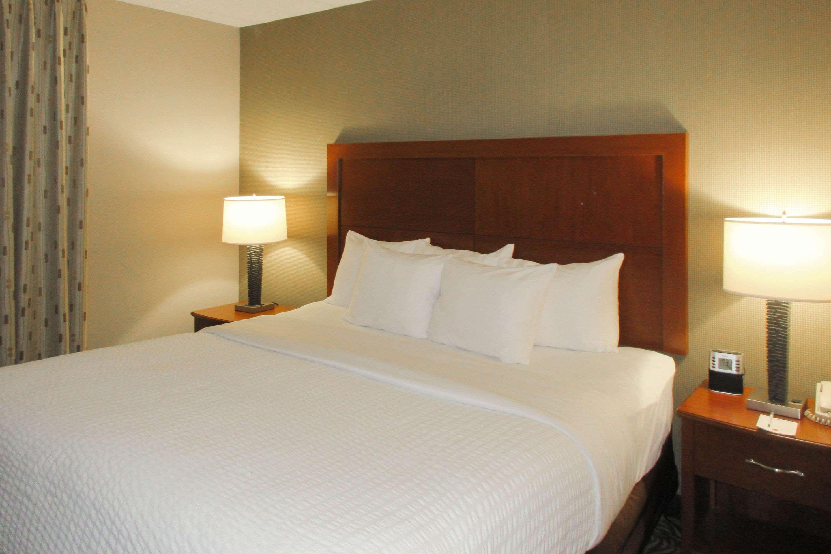Clarion Inn & Suites - University Area Cortland Ngoại thất bức ảnh