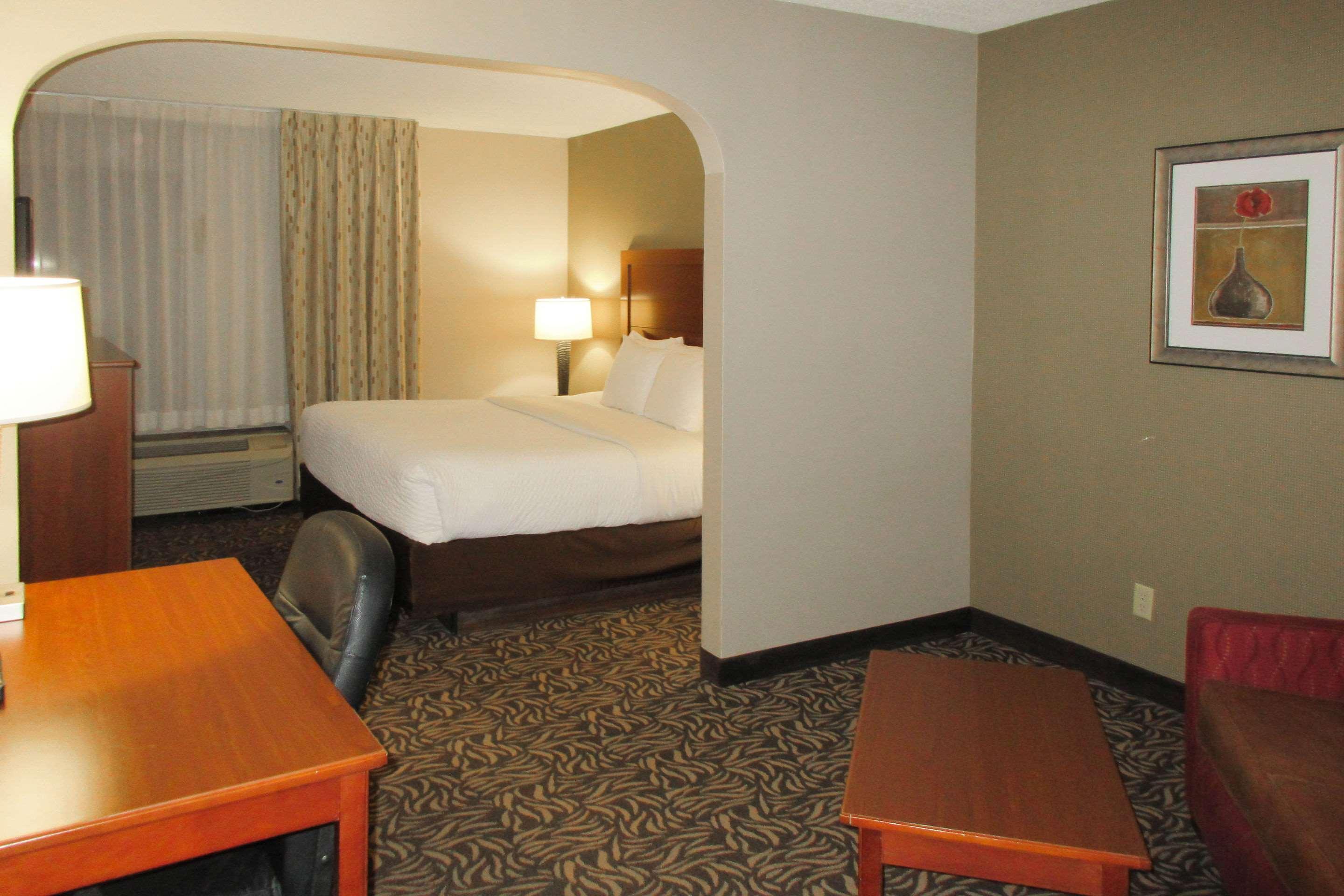 Clarion Inn & Suites - University Area Cortland Ngoại thất bức ảnh