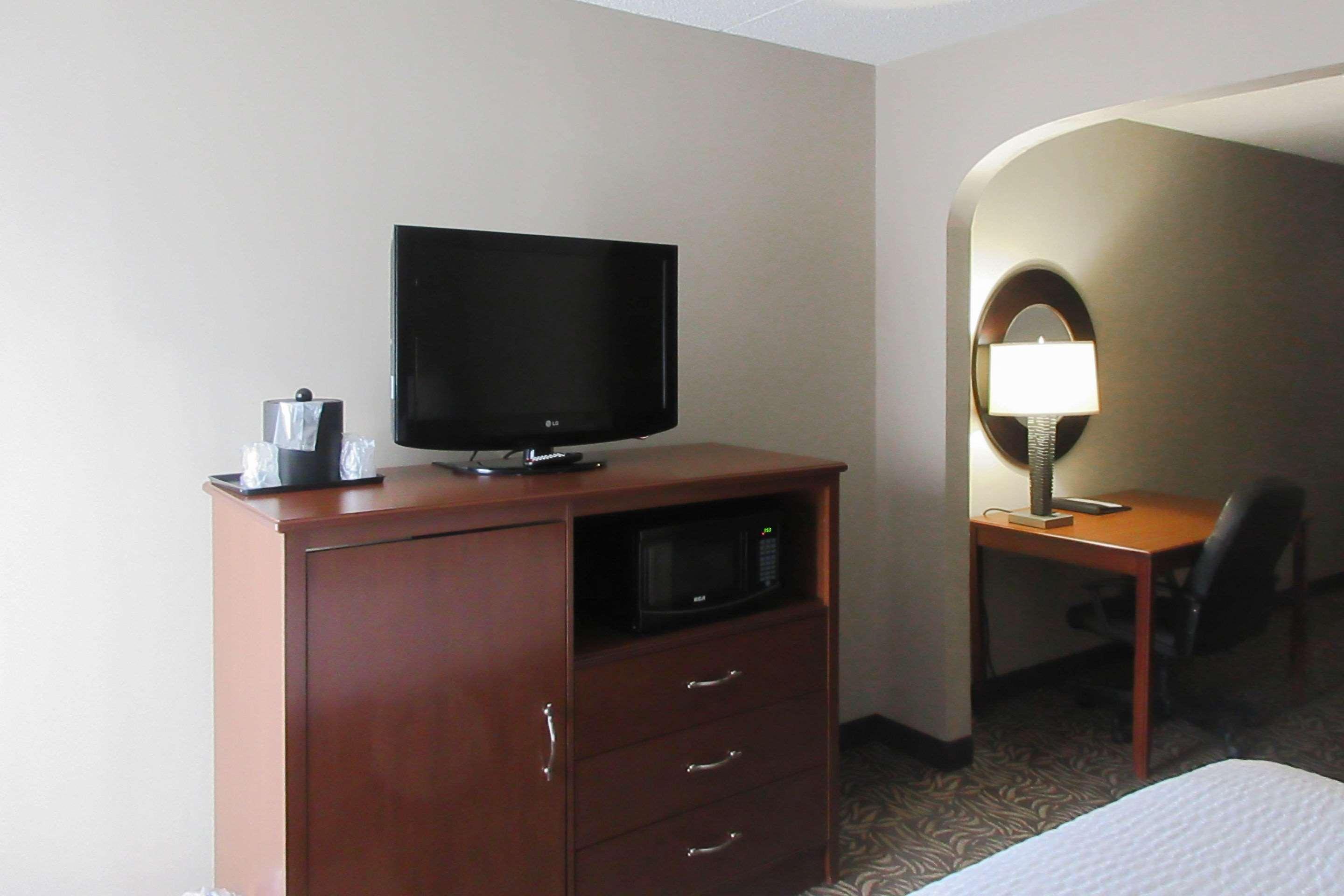 Clarion Inn & Suites - University Area Cortland Ngoại thất bức ảnh