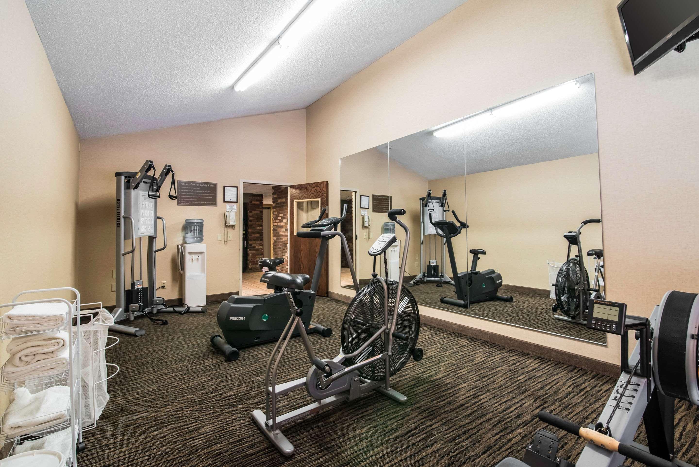 Clarion Inn & Suites - University Area Cortland Ngoại thất bức ảnh