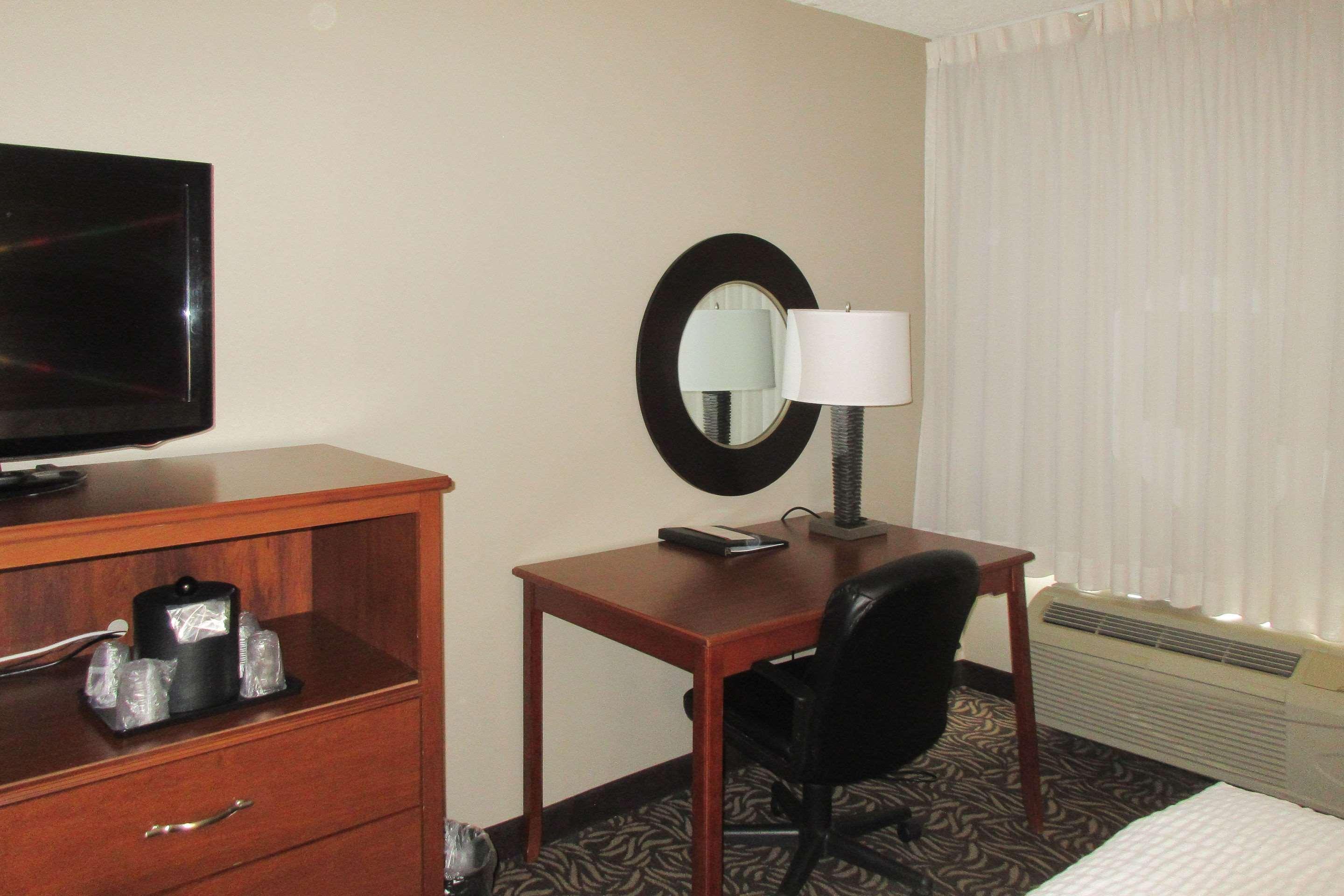 Clarion Inn & Suites - University Area Cortland Ngoại thất bức ảnh
