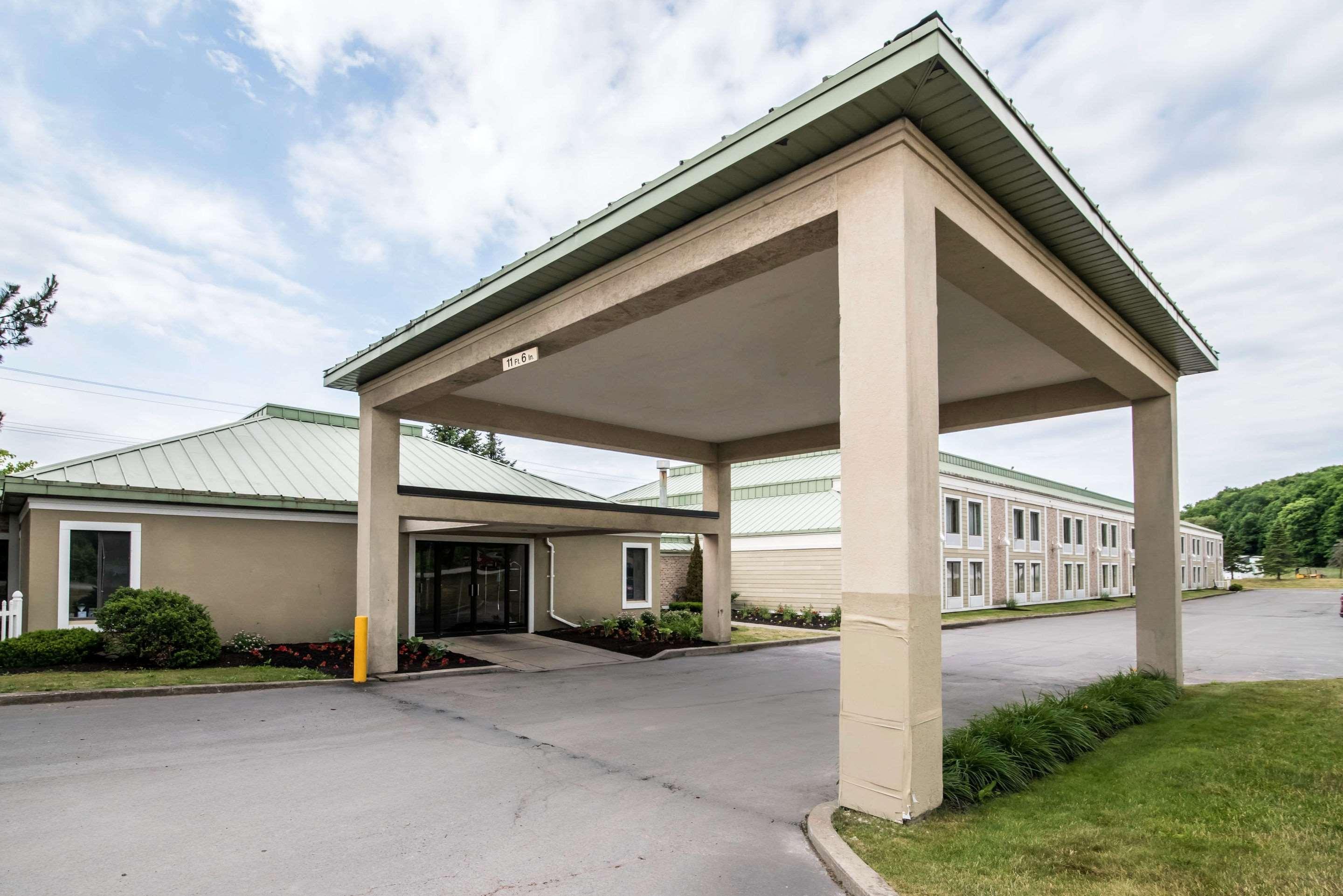 Clarion Inn & Suites - University Area Cortland Ngoại thất bức ảnh