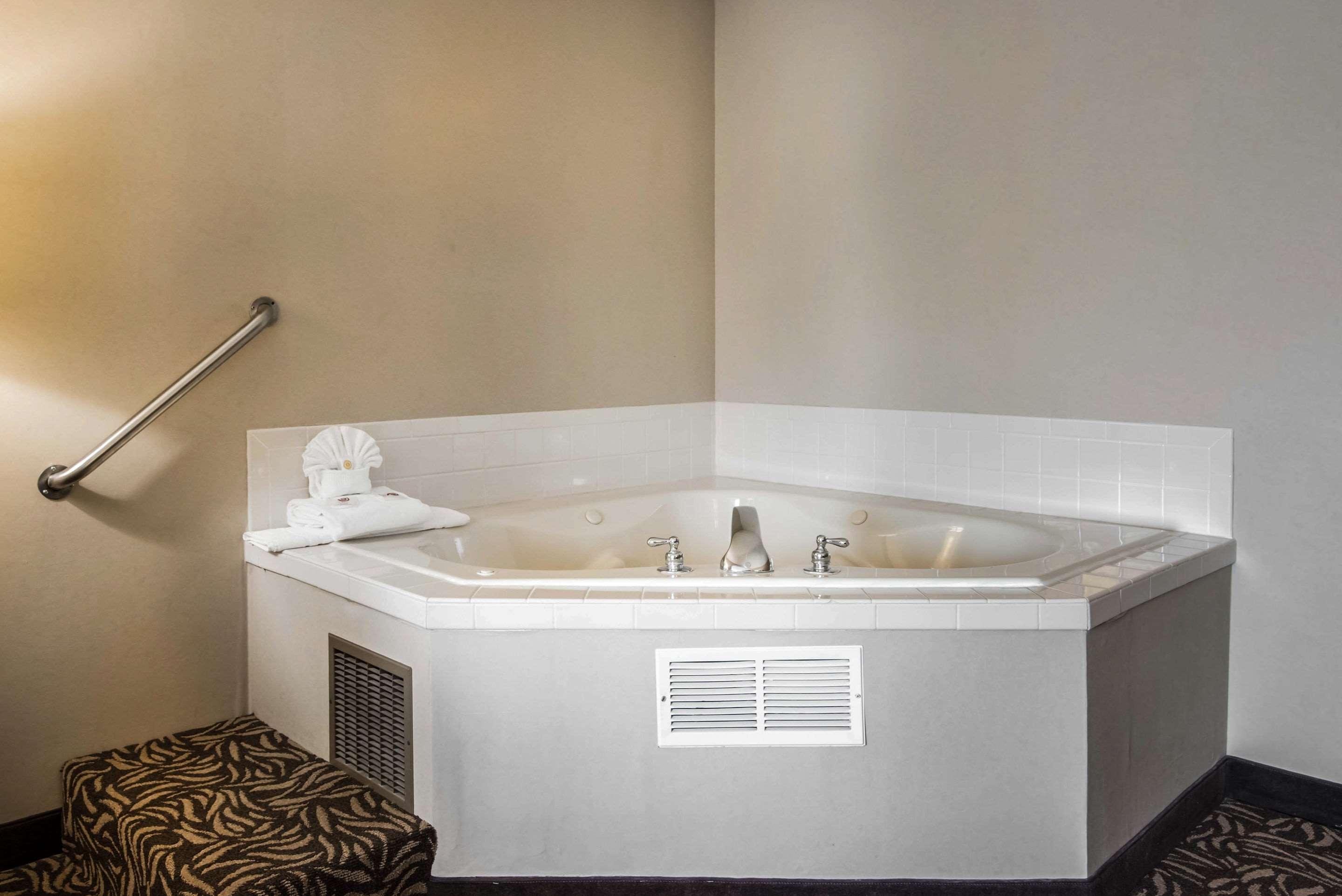 Clarion Inn & Suites - University Area Cortland Ngoại thất bức ảnh