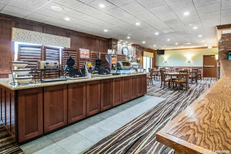 Clarion Inn & Suites - University Area Cortland Ngoại thất bức ảnh